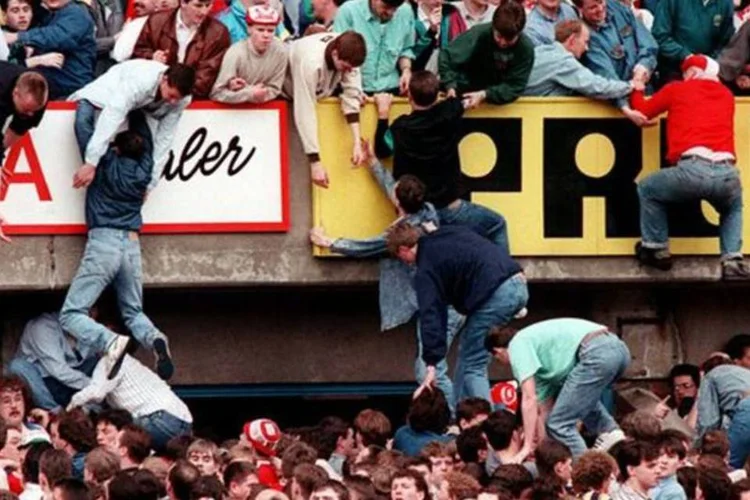 
	Hillsborough: um ano depois do esmagamento dos torcedores, a justi&ccedil;a brit&acirc;nica sentenciou que todas as mortes foram acidentais
 (Reprodução/Footballpanorama.com)