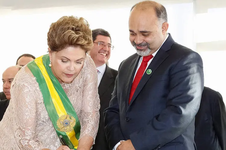 
	Dilma e George Hilton: ministro informou que fez acordo extrajudicial para pagamento da d&iacute;vida em parcelas
 (Roberto Stuckert Filho/PR)