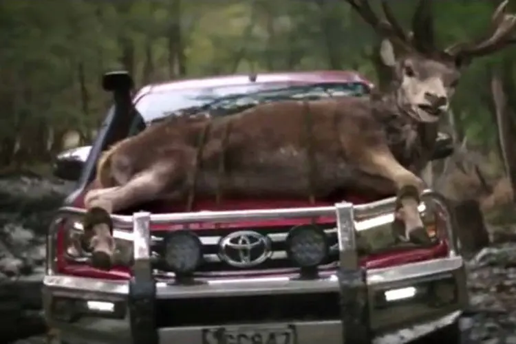 Comercial da Toyota Hilux 2016: saiu do ar após críticas sobre os animais (Reprodução)