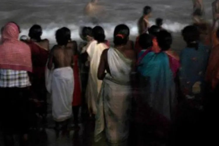 Devotos hindus rezam em praia: livro "The Hindus, an Alternative History" foi acusado de conter erros e atentar contra a religião (Asit Kumar/AFP)
