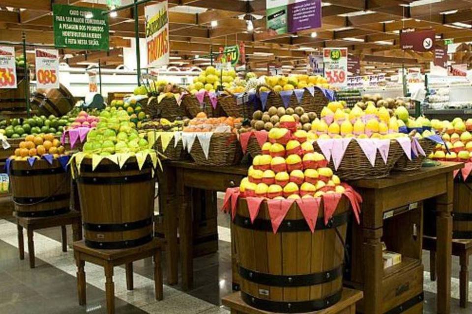 Consumidor de baixa renda está com dificuldade de pagar compra em supermercado