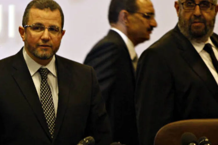 
	Kandil (&agrave; esquerda) recebeu a senten&ccedil;a em abril por n&atilde;o ter implementado uma decis&atilde;o judicial para renacionalizar uma companhia t&ecirc;xtil privatizada durante o governo de Hosni Mubarak
 (REUTERS/Amr Abdallah Dalsh)