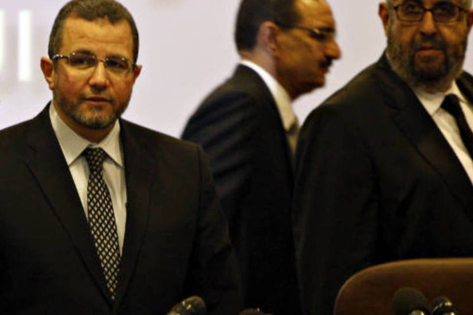Tribunal do Egito determina prisão e demissão de premiê