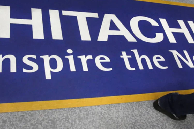 
	Logo da Hitachi em um shopping eletr&ocirc;nico de T&oacute;quio: fabricante teve queda de 28% no lucro trimestral
 (Yuya Shino/Reuters)