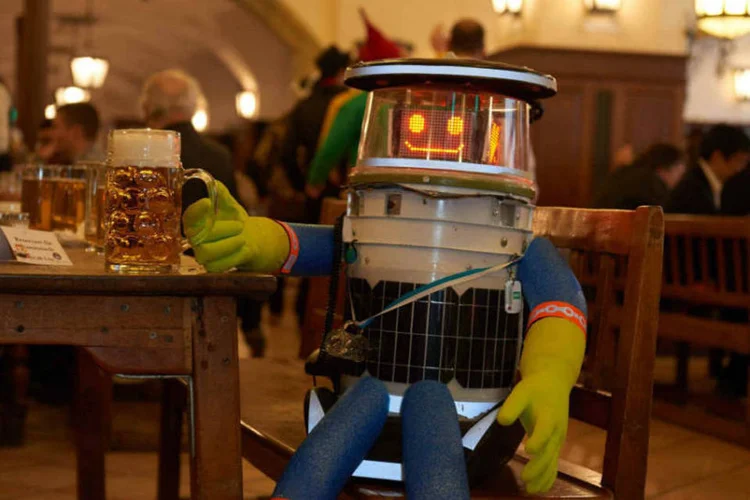 HitchBOT na Alemanha: robôzinho aventureiro já havia passeado pelo Canadá, Holanda e Alemanha até ser encontrado destruído nos EUA (Facebook/Divulgação)