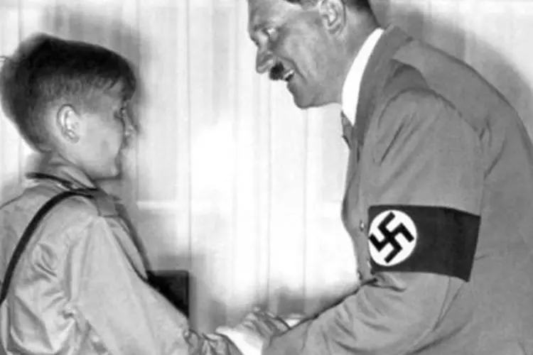 Adolf Hitler aperta a mão do jovem Harald, o filho de Günther Quandt, dono da BMW, em 1936 (FRANCE PRESSE VOIR/AFP)