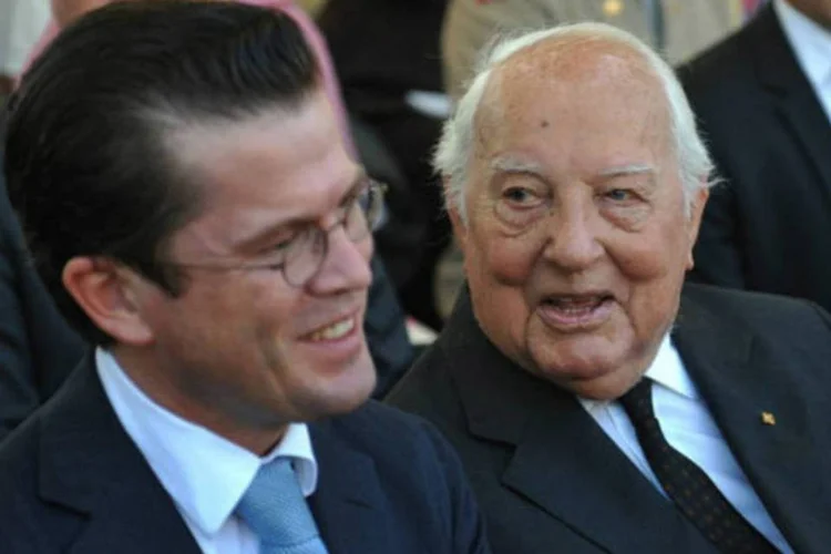 Ewald Heinrich von Kleist (D) ao lado do ministro da Defesa da Alemanha, Karl-Thedor zu Guttenberg, em julho de 2010 (AFP / Rainer Jensen)