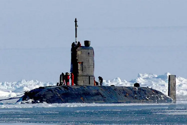 
	HMS Tireless (S88) no Polo Norte, em Abril de 2004: o avi&atilde;o est&aacute; desaparecido h&aacute; quase sete semanas
 (Schlendrian/WikimediaCommons)