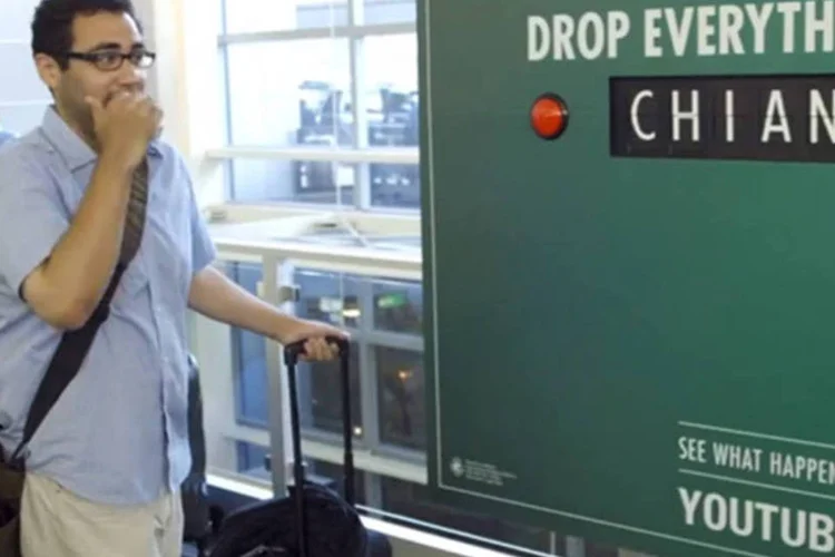 Trecho de vídeo de ação da Heineken: a marca mostra a Departure Roulette e as pessoas que toparam participar (Reprodução)