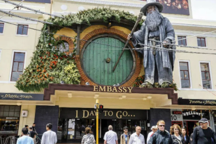 Pedestres passam por modelo gigante do personagem Gandalf, de J. R. R. Tolkien, montado na frente do Teatro da Embaixada em Wellington, capital da Nova Zelândia  (REUTERS/Mark Coote)