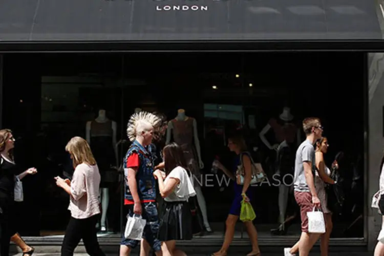 
	Pedestres passam por loja da Hobbs, operada pelo 3i Group, em Londres: o 3i recebeu 29 milh&otilde;es de libras em retornos no trimestre, em compara&ccedil;&atilde;o com 50 milh&otilde;es de libras um ano antes (Simon Dawson/Bloomberg)