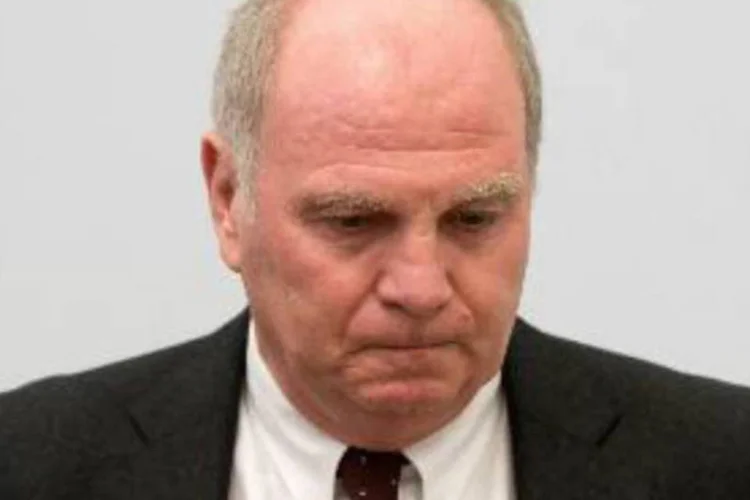 
	Uli Hoeness: ele foi sentenciado a 3 anos e meio de pris&atilde;o por evas&atilde;o de&nbsp;&euro;&nbsp;27 milh&otilde;es em impostos
 (Sven Hoppe/AFP)