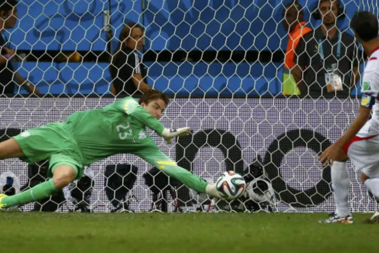 O holandês Tim Krul defende o pênalti de Bryan Ruiz no jogo contra a Costa Rica (Michael Dalder/Reuters)
