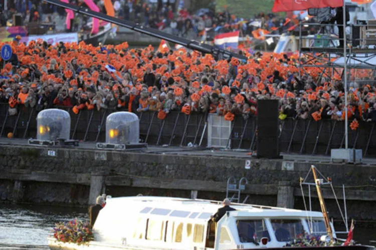 
	Holandeses festejam coroa&ccedil;&atilde;o de seu novo rei, Willem-Alexander: Os festejos inclu&iacute;ram um passeio de barco real pelo rio Ij, assim como com o chamado &quot;baile do rei&quot;.
 (REUTERS/Paul Vreeker)