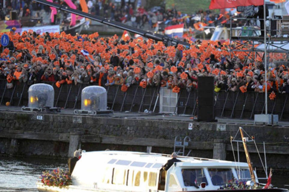Holandeses festejam nas ruas coroação de seu novo rei