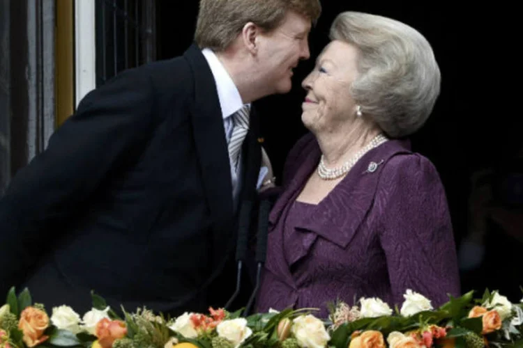 
	Beatrix da Holanda e o novo rei Willem-Alexander, na varanda do Pal&aacute;cio Real em Amsterd&atilde;
 (REUTERS / Dylan Martinez)