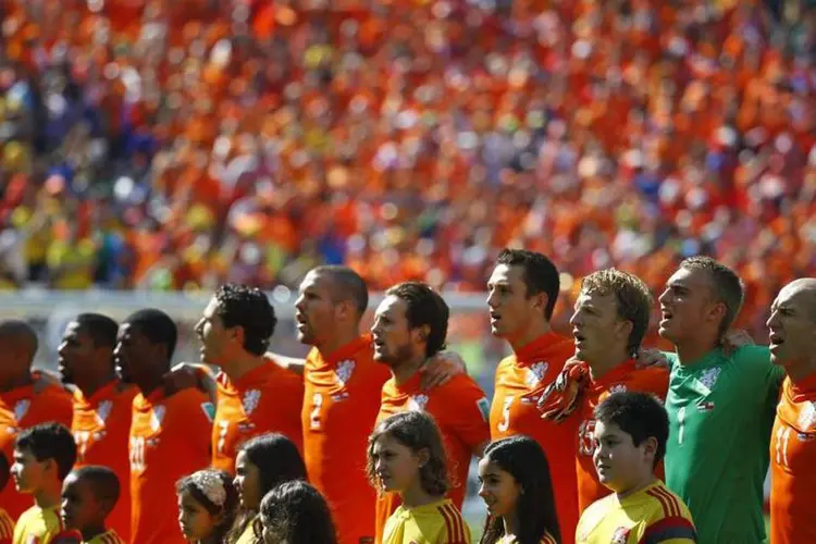 Seleção da Holanda canta o hino antes de jogo da Copa do Mundo 2014 (REUTERS/Kai Pfaffenbach)