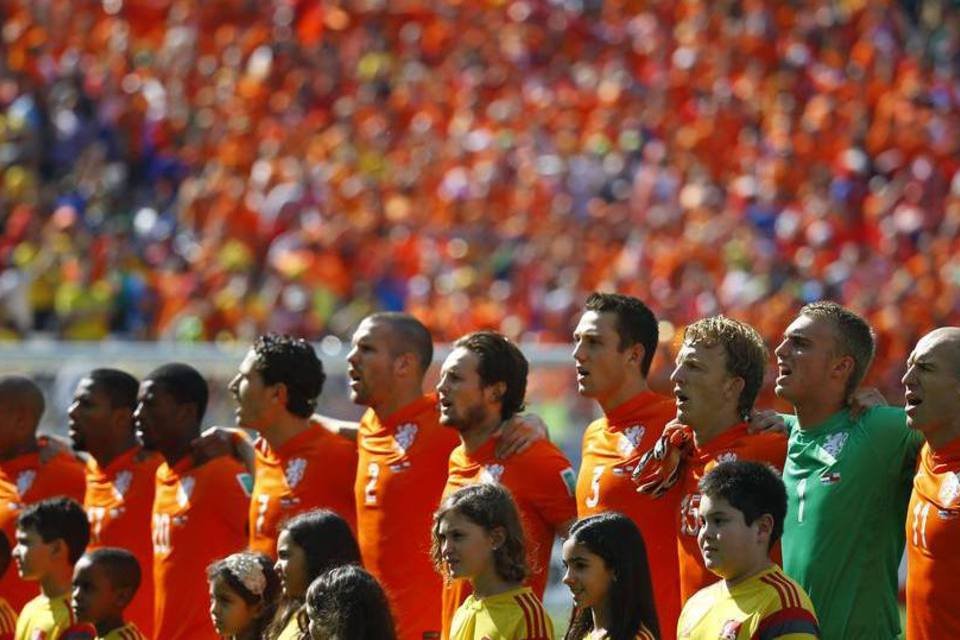 Holanda usa trio ofensivo para bater defesa do México