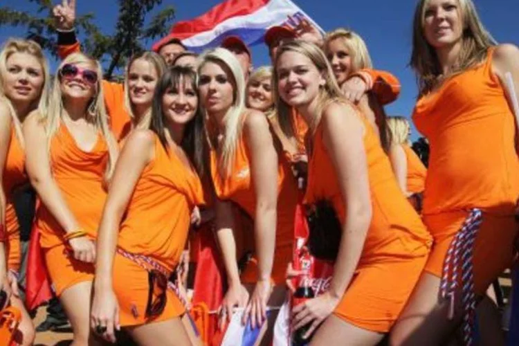 Torcedoras holandesas usam vestidos que lembram uma propaganda de cerveja (.)