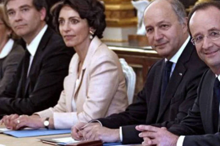 Hollande (1ºd) posa com os ministros franceses antes de seu primeiro Conselho
 (Regis Duvignau/AFP)
