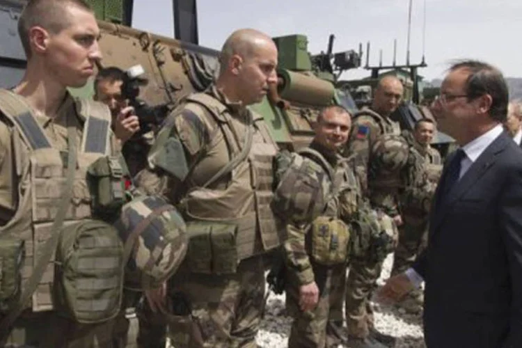 Hollande passa em revista as tropas francesas na base de Nijab, em Kapisa, nordeste do Afeganistão, onde estão destacados dois terços dos 3.500 soldados franceses no país (Joel Saget/AFP)