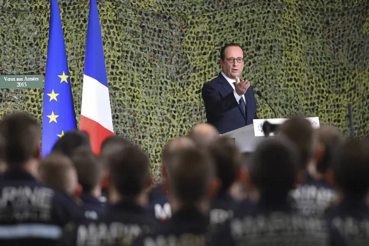 
	Presidente da Fran&ccedil;a, Fran&ccedil;ois Hollande, em visita ao porta-avi&otilde;es Charles de Gaulle: governo franc&ecirc;s descartou atacar grupo na S&iacute;ria.
 (Anne-Christine Poujoulat/Pool/Reuters)