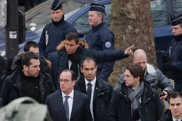 O presidente francês François Hollande chega após tiroteio no jornal satírico Charlie Hebdo na França (REUTERS/Christian Hartmann)