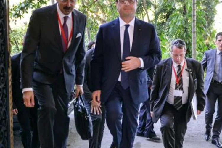 Hollande considerou que sua viagem acontece "em um contexto particularmente importante, mas ainda incerto" (Adalberto Roque/AFP)
