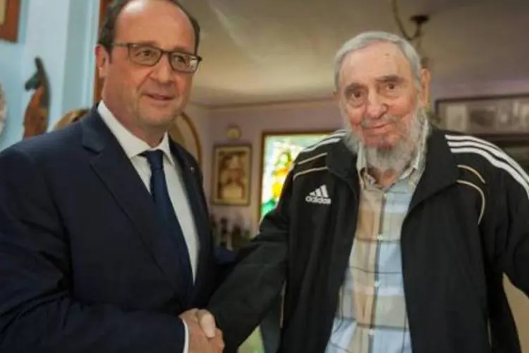 O líder cubano Fidel Castro (d) recebe o presidente francês, François Hollande, em Havana (Alex Castro/AFP)