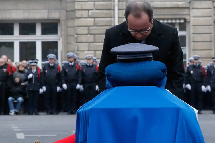 Presidente da França, François Hollande, presta homenagem a policial assassinado na semana passada (REUTERS/Francois Mori/Pool)