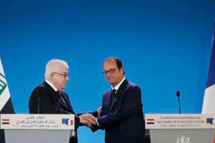 O presidente francês François Hollande (D) e o presidente iraquiano Fuad Masum na abertura da conferência internacional de Paris
 (Christian Hartmann/AFP)