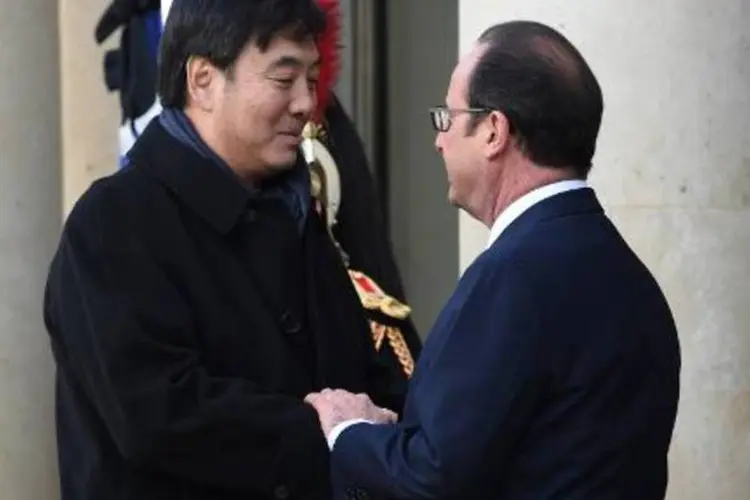 O presidente francês François Hollande (à direita) dá as boas-vindas ao embaixador chinês na França Zhai Jun antes da Marcha da República realizada em Paris (Dominique Faget/AFP)