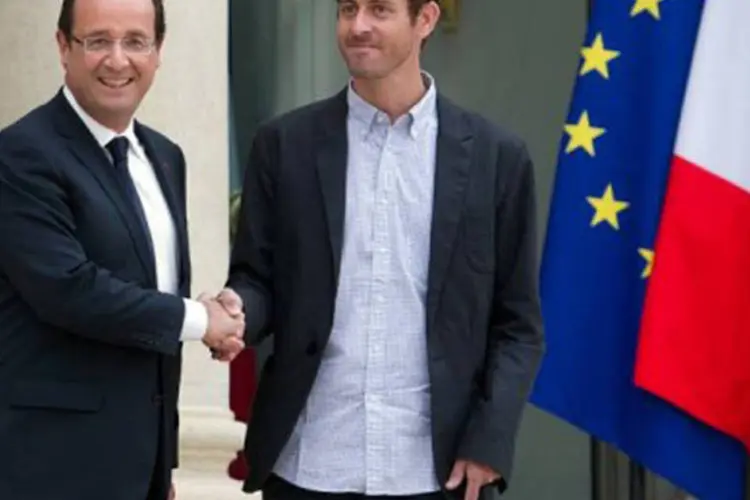 François Hollande e Romeo Langlois no Palácio do Eliseu: "é um dia feliz para Romeo Langlois e sua família, mas ainda há muito trabalho a fazer pelos outros reféns" (Bertrand Langlois/AFP)