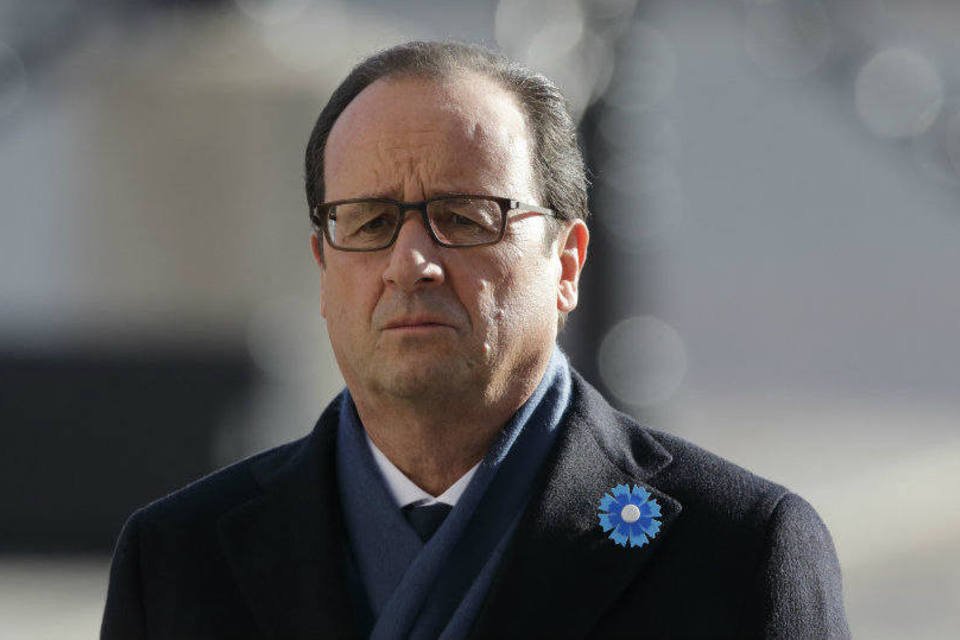 Mensagem pedindo renúncia de Hollande sobrevoa memorial