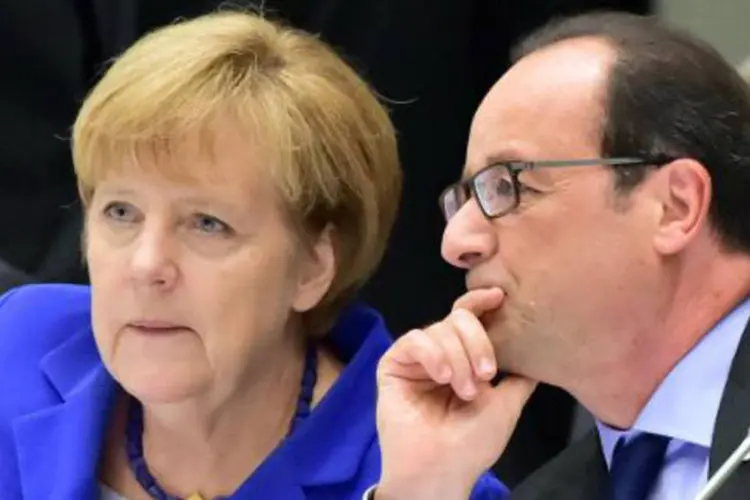 
	Presidente franc&ecirc;s, Fran&ccedil;ois Hollande, ao lado da chanceler alem&atilde;, Angela Merkel: &quot;A Uni&atilde;o Europeia deve atuar de maneira decisiva e conforme seus valores&quot;
 (Giuseppe Cacace/AFP)