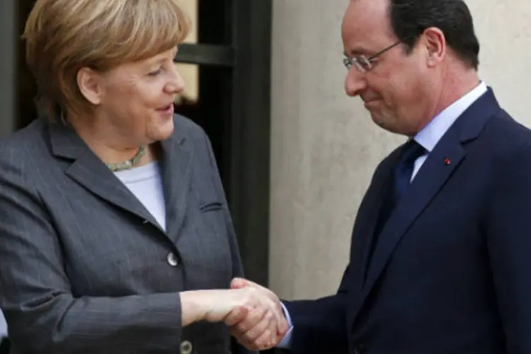 
	O presidente da Fran&ccedil;a, Fran&ccedil;ois Hollande, e a chanceler alem&atilde;, Angela Merkel: &quot;N&atilde;o precisamos de menos Europa, e sim de mais Europa. A Europa deve se afirmar, caso contr&aacute;rio veremos o fim da Europa&quot;, disse o presidente franc&ecirc;s
 (Benoit Tessier/Reuters)