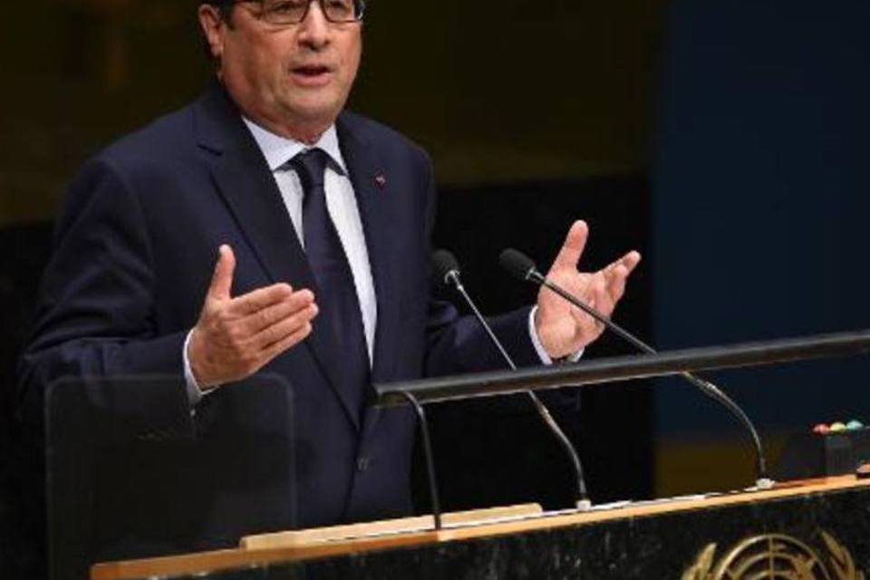 Hollande denuncia "assassinato cruel e covarde" de francês