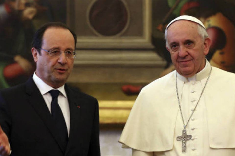 François Hollande pede que papa receba oposição síria
