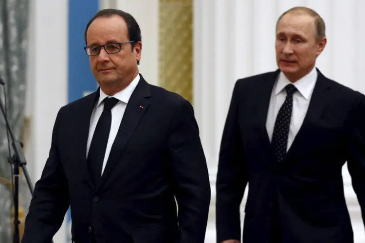 O presidente da França, François Hollande (E), e o presidente da Rússia, Vladimir Putin:  (Sergei Chirikov/Pool/Reuters)