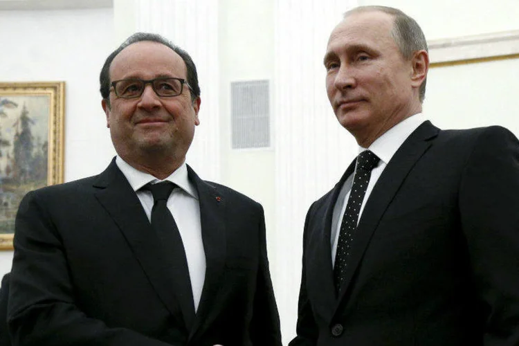 O presidente da França, François Hollande (E), e o presidente da Rússia, Vladimir Putin: Putin insiste na necessidade de criar uma amplia coalizão antiterrorismo (Alexander Zemlianichenko/Pool/Reuters)