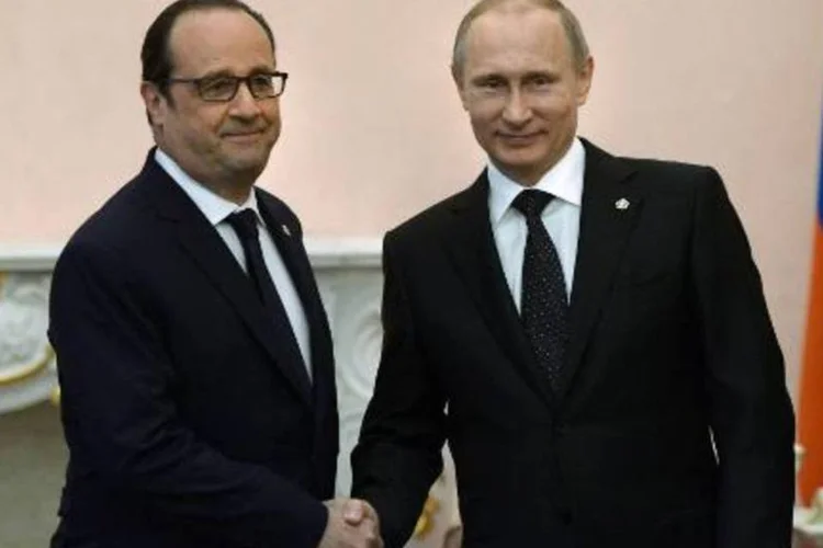 François Hollande e Vladimir Putin: os dirigentes se reuniram em um salão do palácio presidencial de Yerevan, um encontro iniciado com um aperto de mãos formal diante das câmeras (AFP/ ALEXEI NIKOLSKY)