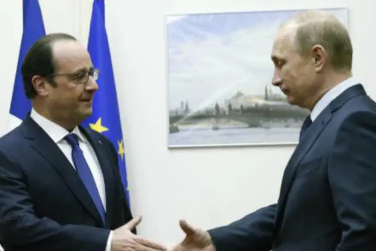 O presidente francês, François Hollande (E), e o presidente russo, Vladimir Putin, em encontro (Maxim Zmeyev/AFP)
