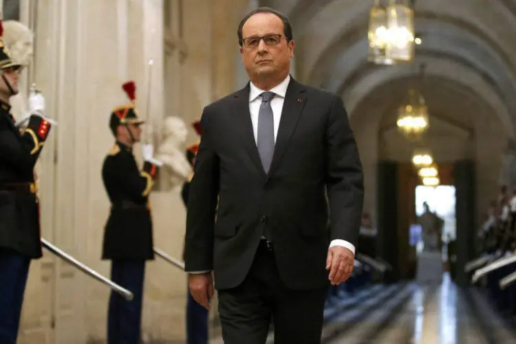 
	Fran&ccedil;ois Hollande: pesquisa mostra tamb&eacute;m que principais figuras da oposi&ccedil;&atilde;o s&atilde;o culpadas pelos franceses por suas cr&iacute;ticas ao governo
 (Michel Euler/Pool/Reuters)