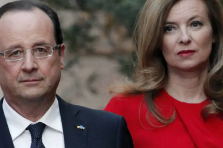 
	Fran&ccedil;ois Hollande e Val&eacute;rie Trierweiler em 2013: jornalista viveu no pal&aacute;cio presidencial por um ano e meio
 (Thibault Camus/Pool/Files/Reuters)