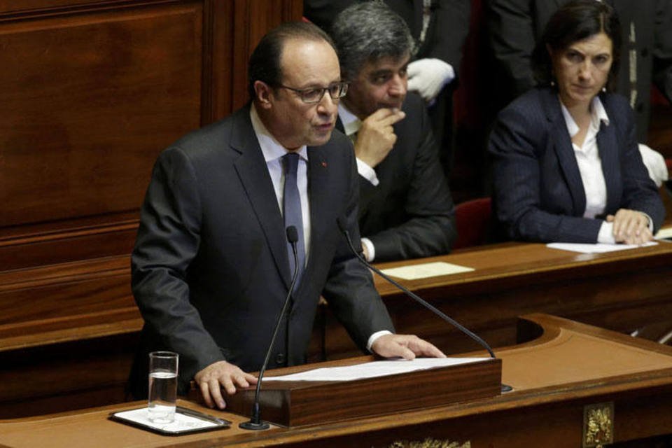 Hollande quer bandeiras em casas para vítimas de Paris