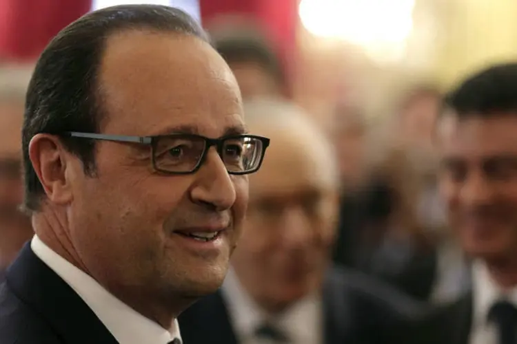 
	Perguntado sobre as li&ccedil;&otilde;es da crise grega, Hollande disse que vai propor, junto com a Alemanha, &quot;ir mais al&eacute;m (...) no governo econ&ocirc;mico&quot;
 (Philippe Wojazer/Reuters)