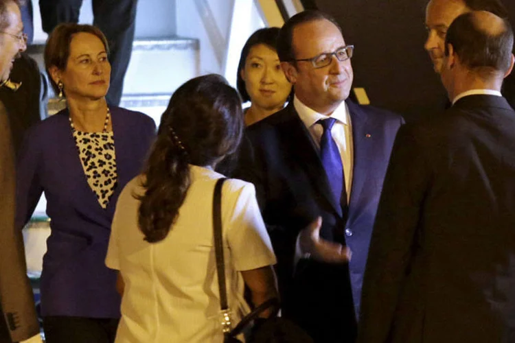 Presidente francês, François Hollande, conversa com vice-chanceler cubano, Rogelio Sierra, no aeroporto de Havana (REUTERS/Enrique de la Osa)