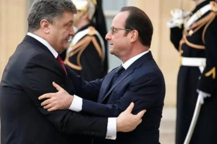 O presidente francês François Hollande (à direita) dá as boas-vindas ao presidente ucraniano Petro Poroshenko no Palácio do Eliseu, em Paris, no dia 11 de janeiro de 2015 (Afp.com / Dominique Faget)