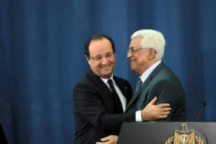 Hollande e Abbas: "A colonização complica as negociações de paz e torna difícil a solução de dois estados (israelense e palestino)", disse presidente francês (AFP)
