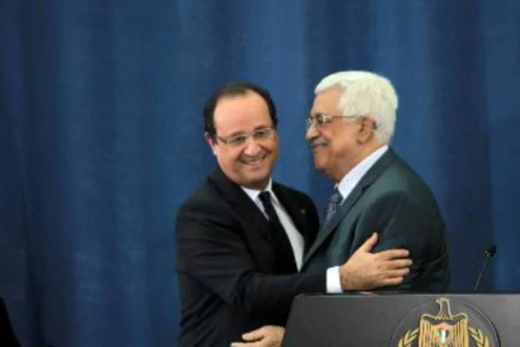 Hollande e Abbas: "A colonização complica as negociações de paz e torna difícil a solução de dois estados (israelense e palestino)", disse presidente francês (AFP)